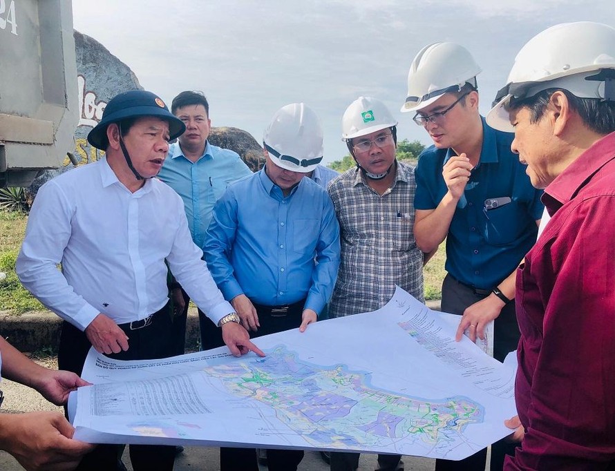 Chủ tịch UBND tỉnh Quảng Ngãi Đặng Văn Minh kiểm tra thực tế tuyến đường KKT Dung Quất- KKT mở Chu Lai.