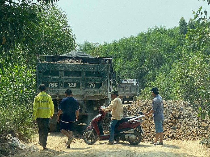 Chủ mỏ đất cho xe tải đổ đất, chặn đường 'giam lỏng' phóng viên
