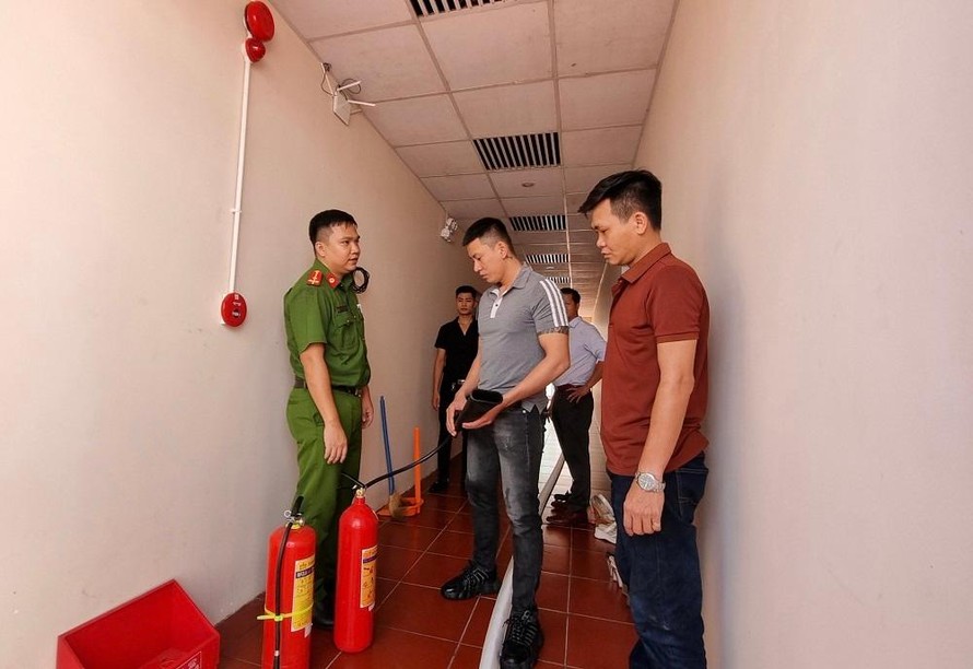 Lực lượng chức năng tiến hành kiểm tra công tác phòng cháy, chữa cháy tại các cơ sở kinh doanh dịch vụ trên địa bàn tỉnh Quảng Ngãi.