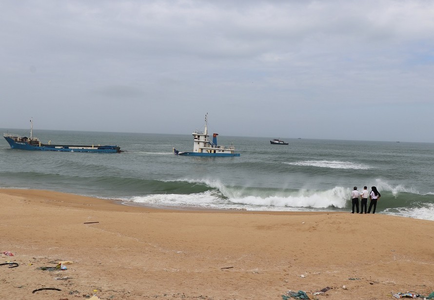 Vẫn chưa thể triển khai phương án chống tràn 8.000 lít dầu từ tàu Hoàng Gia 46 bị nạn trên vùng biển Sa Huỳnh.