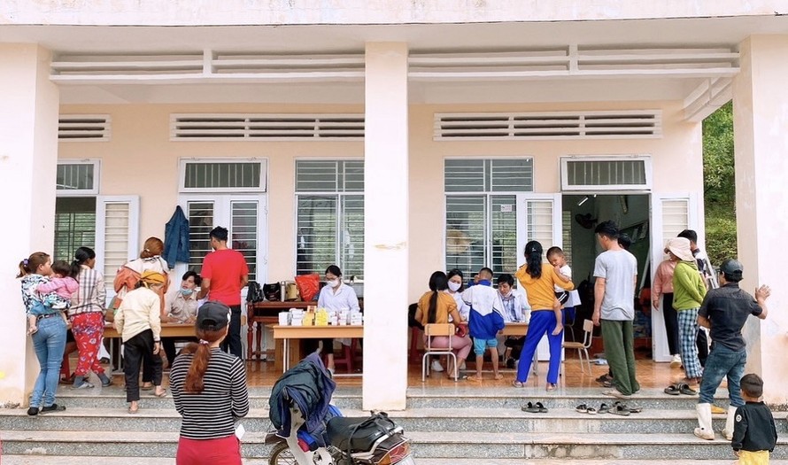 Các bác sĩ tổ chức khám bệnh cho người dân thôn Tang, xã Trà Bùi (huyện Trà Bồng, tỉnh Quảng Ngãi).