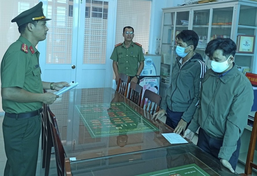 Hai anh em ruột Nguyễn Thanh Lâm và Nguyễn Thái Dương tại cơ quan công an. Ảnh: CACC