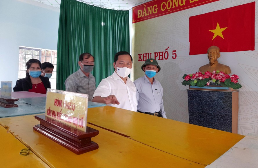 Chủ tịch UBND tỉnh Bình Định kiểm tra công tác chuẩn bị bầu cử. Ảnh: Trương Định