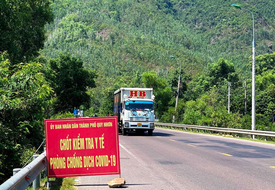 CSGT Bình Định truy bắt ô tô vượt chốt kiểm dịch