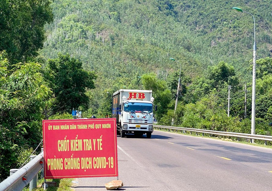 Chốt kiểm tra y tế phòng chống dịch qua địa bàn TP Quy Nhơn. Ảnh: Trương Định