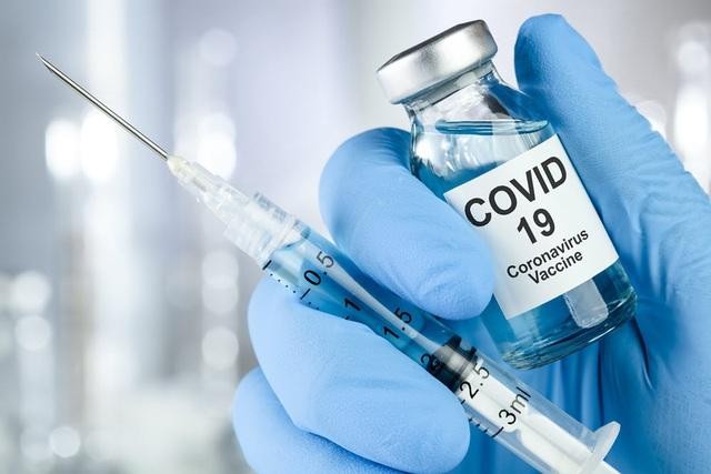 Người dân “tố” lãnh đạo xin tiêm vắc xin COVID-10 cho người nhà. Ảnh minh họa