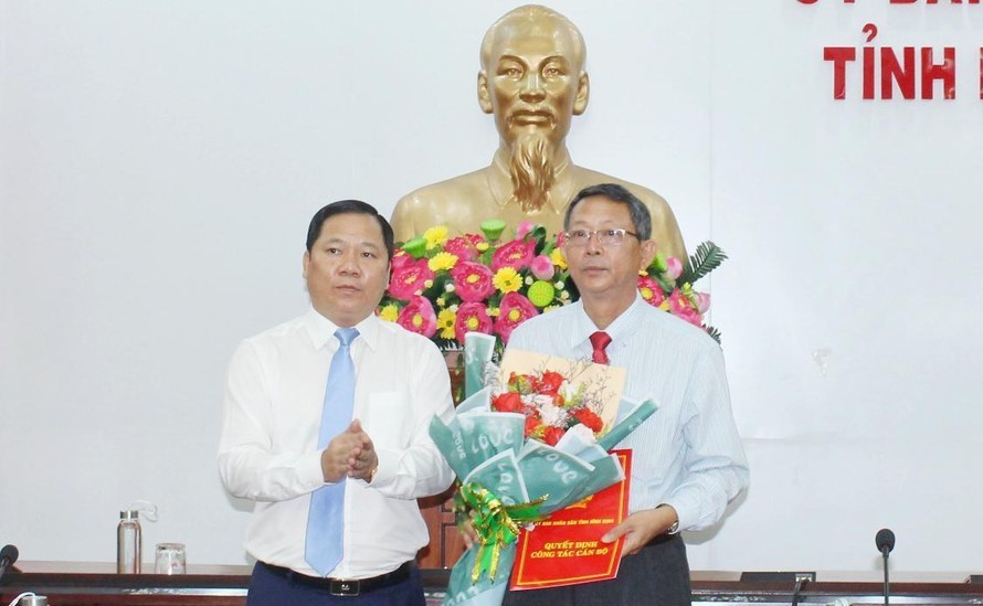 Chủ tịch UBND tỉnh Bình Định Nguyễn Phi Long trao quyết định bổ nhiệm cho ông Trần Văn Thanh (bên phải).
