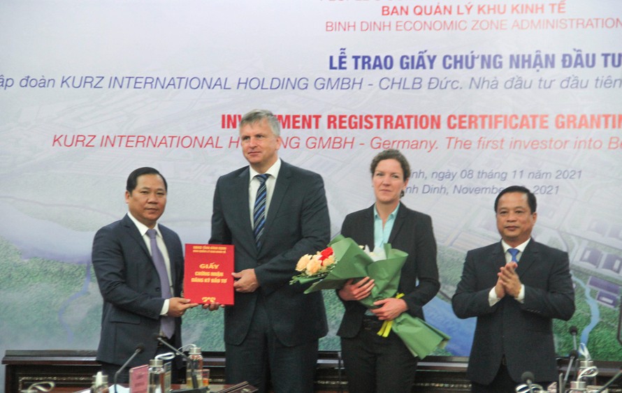 Bình Định trao giấy chứng nhận đầu tư cho dự án của Tập đoàn Kurz. 