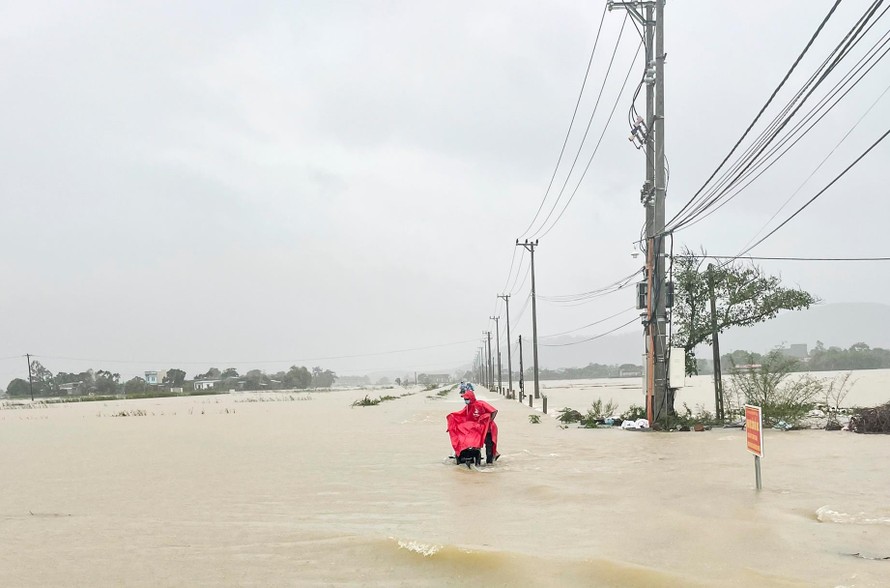 Mưa lớn kéo dài, nhiều nơi ở Bình Định ngập trong biển nước.