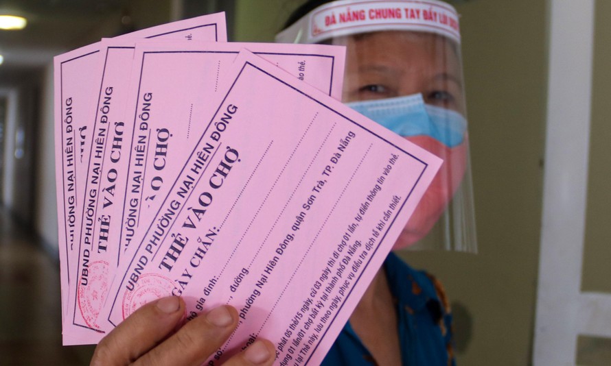 Thay vì đi chợ bằng các thẻ giấy truyền thống, tới đây, người dân Đà Nẵng sẽ đi chợ bằng thẻ QR Code. Ảnh: Nguyễn Thành
