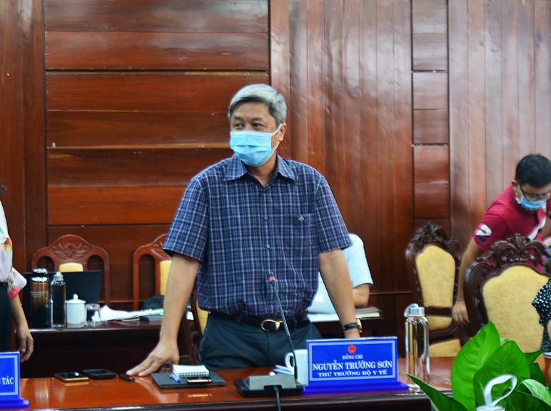 Thứ trưởng Bộ Y tế Nguyễn Trường Sơn phát biểu tại buổi làm việc. Ảnh: Nguyễn Ngọc