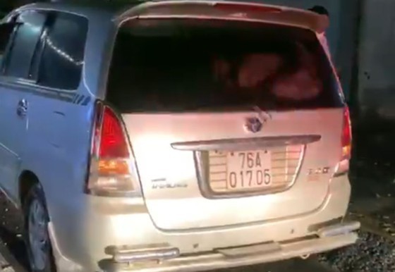 Xe ô tô chở người từ vùng dịch Đà Nẵng về Quảng Ngãi nhưng báo gian dối để trốn cách ly- ảnh cắt từ clip 