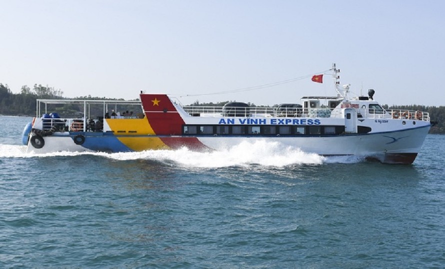 Tàu cao tốc đưa du khách từ cảng Sa Kỳ ra tham quan huyện đảo Lý Sơn. Ảnh: N.N 