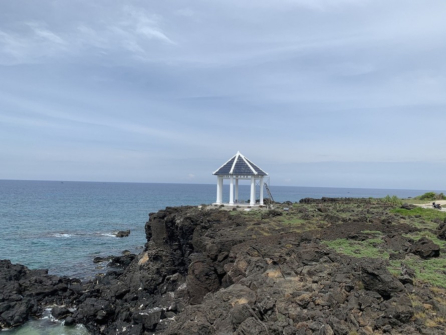 Tháo dỡ điểm dừng chân du lịch xây trên bãi đá nham thạch ngàn năm tuổi ở đảo Bé-Lý Sơn