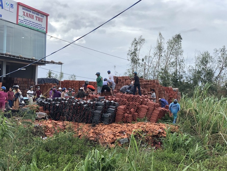 Giá ngói, tôn, gạch…ở Quảng Ngãi tăng bất thường sau bão số 9. Ảnh: Nguyễn Ngọc