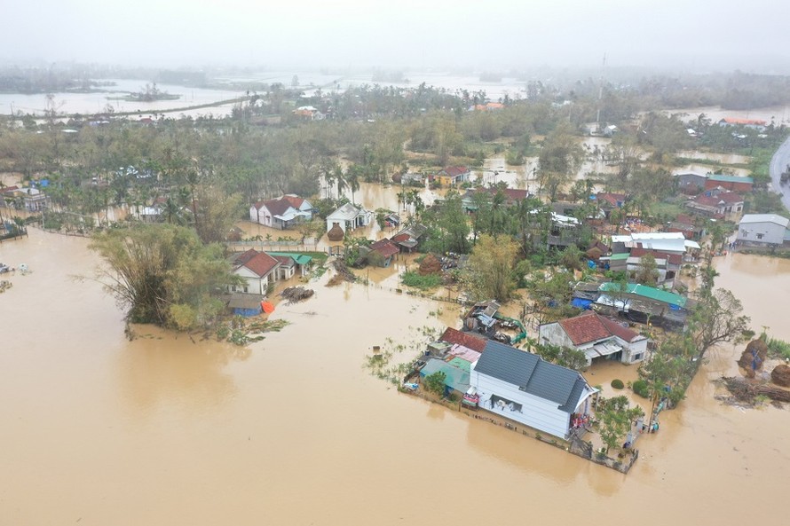 Nhiều khu dân cư ỏ địa bàn tỉnh Quảng Ngãi ngập chìm trong biển nước. Ảnh: Nguyễn Ngọc