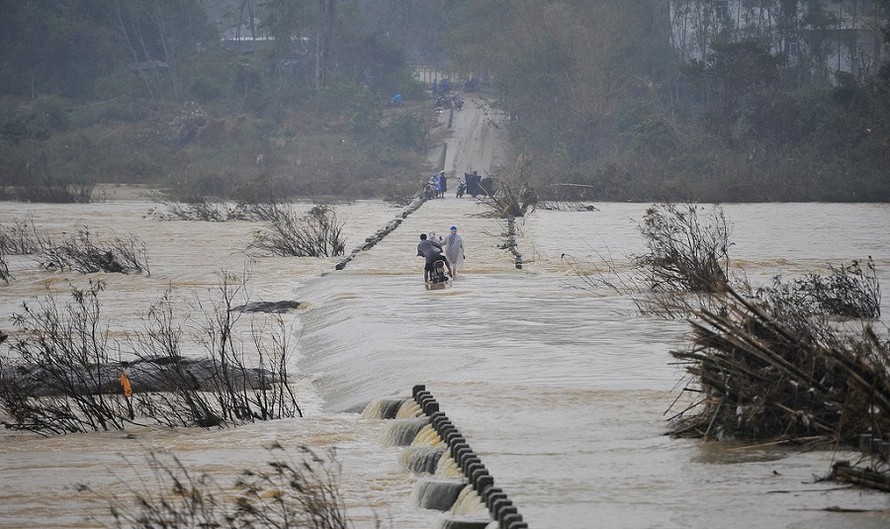 Cố chạy xe máy qua đoạn đường ngập sâu, hai người ở Quảng Ngãi bị nước cuốn trôi. (Ảnh minh họa)