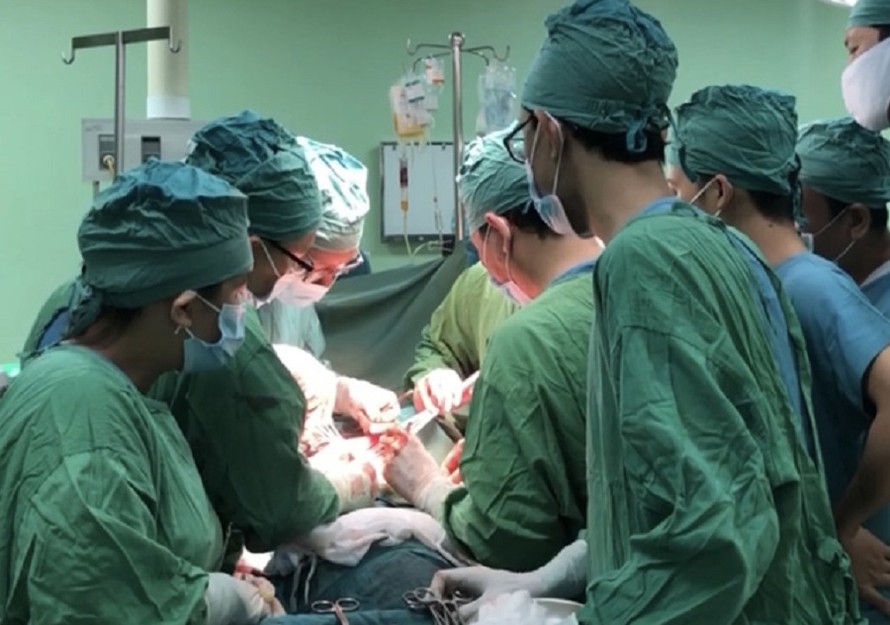 Các bác sỹ thực hiện kíp mổ cho bệnh nhân Phạm Văn T. Ảnh: T.U