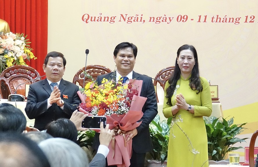 Ông Trần Phước Hiền (ở giữa) trúng cử chức danh Phó Chủ tịch UBND tỉnh Quảng Ngãi, nhiệm kỳ 2016-2021. Ảnh: Nguyễn Ngọc 