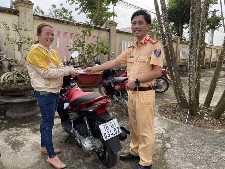 Chị Nguyễn Thị Sa nhận lại chiếc xe máy sau 7 năm bị kẻ gian lấy cắp. (Ảnh: Công an Mộ Đức) 