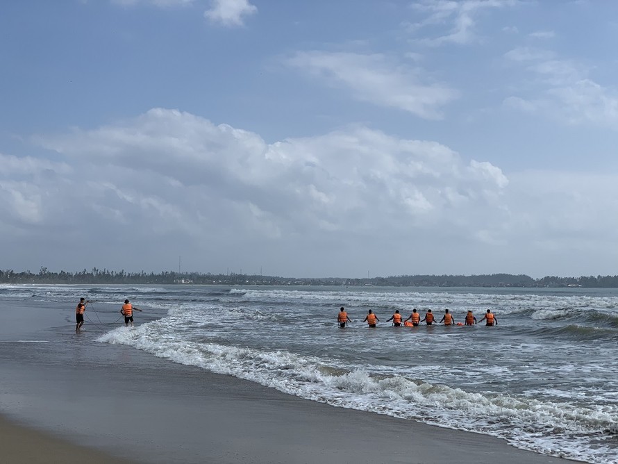 Khu vực bãi biển Mỹ Khê thuộc xã Tịnh Khê, TP. Quảng Ngãi nơi nạn nhân bị đuối nước. Ảnh: Nguyễn Ngọc
