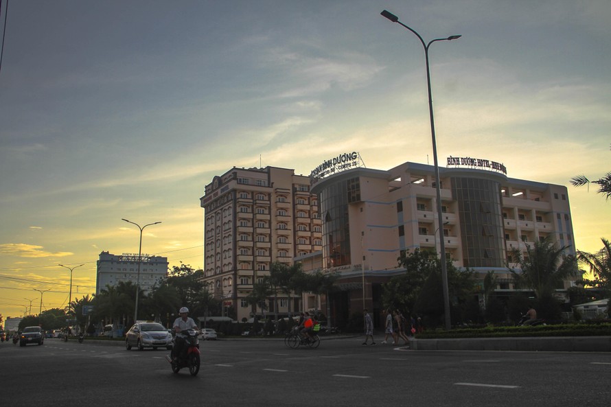Việc di dời các khách sạn ven biển TP Quy Nhơn là để lấy đất xây dựng công viên phục vụ cộng đồng. Ảnh: Trương Định