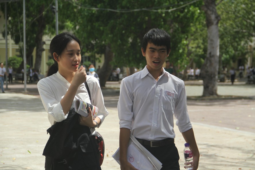 Ghi nhận của PV trong ngày thi đầu tiên tại Trường THPT Trưng Vương (TP Quy Nhơn).