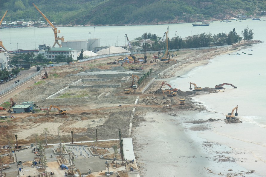 Chủ đầu tư dự án nạo vét, cắn xén bùn đất tại khu Mũi Tấn. Ảnh: Trương Định