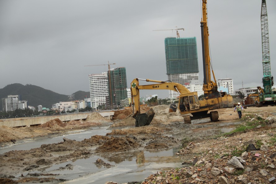 Nước phát sinh từ việc bơm hút cát của dự án khu Mũi Tấn theo đường cống thoát nước chung của thành phố chảy ra biển. Ảnh: Trương Định 