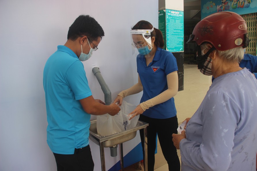 Cây “ATM gạo” đầu tiên ở Bình Định đi vào hoạt động.