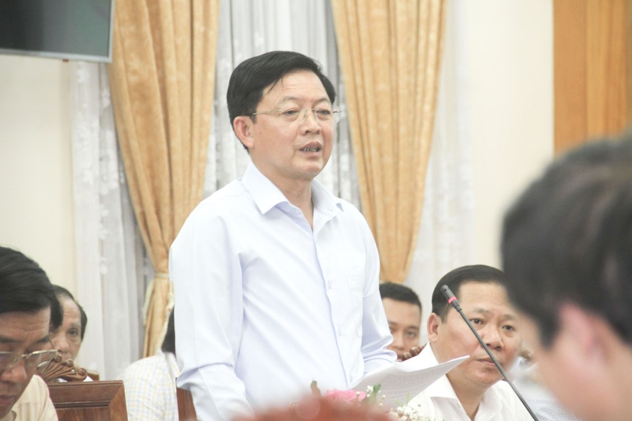 Ông Hồ Quốc Dũng - Chủ tịch UBND tỉnh Bình Định báo cáo tại buổi làm việc. Ảnh: Trương Định