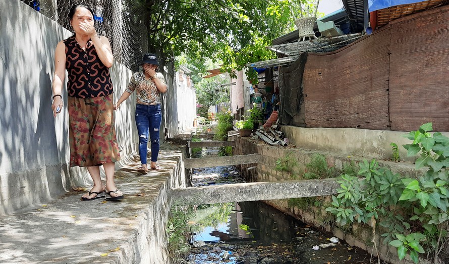 Người dân Tổ 5, KV5, phường Trần Quang Diệu sống cạnh mương thoát nước bị ô nhiễm. Ảnh: Trương Định