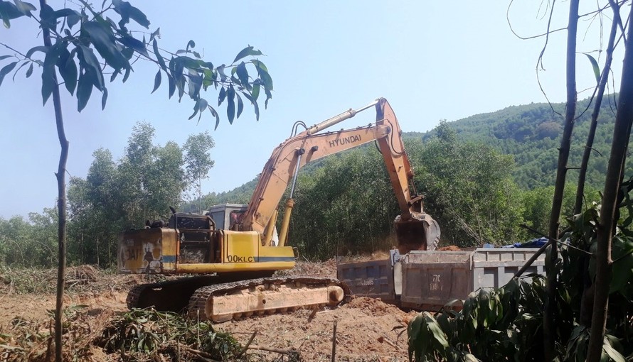 Hành vi khai thác đất trái phép của Công ty TNHH Thanh Huy tại núi Hòn Ách.