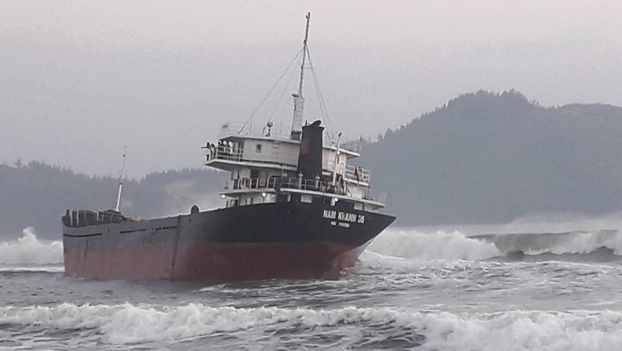 10.000 lít dầu trên tàu hàng Nam Khánh được hút ra để tránh tình trạng dầu tràn ra biển.
