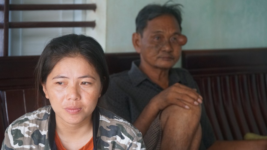 Vợ và cha của ngư dân Huỳnh Xuân Phi chờ người thân. Ảnh: Trương Định
