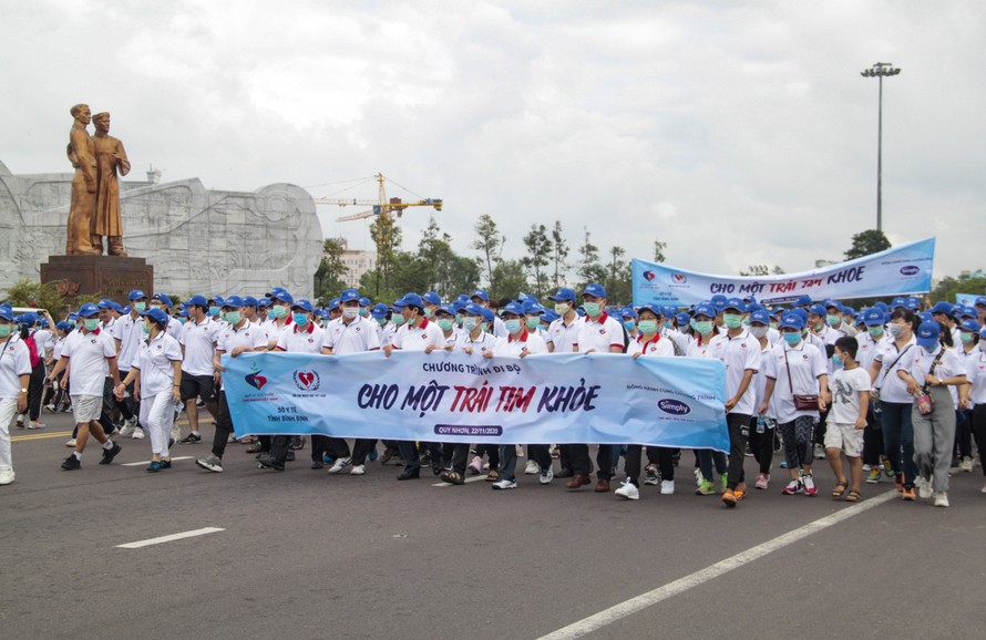 Gần 3.000 người tham gia đi bộ “cho một trái tim khỏe”.