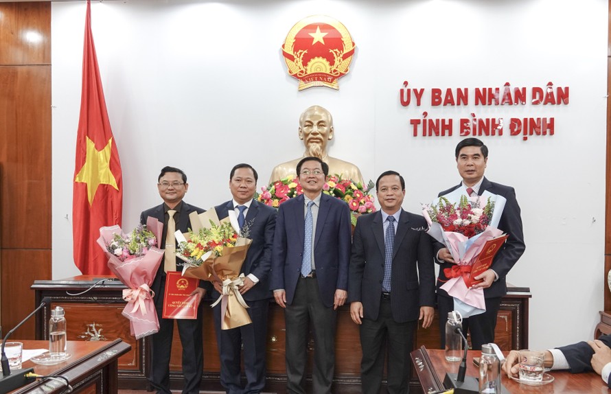 Bí thư Tỉnh ủy Bình Định Hồ Quốc Dũng (ở giữa) tặng hoa tân chủ tịch và các phó chủ tịch.