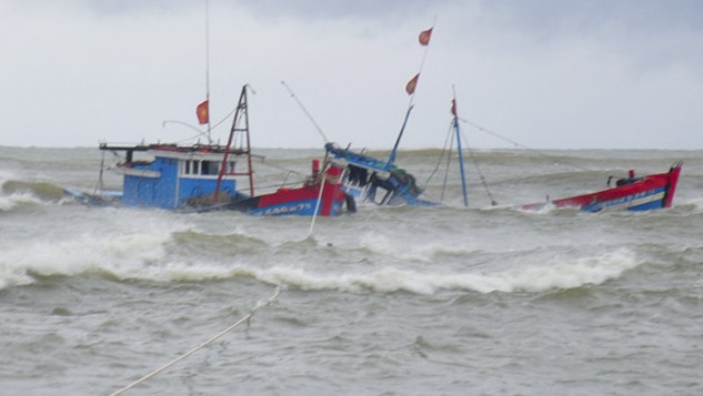 Tàu cá Bình Định bị sóng đánh chìm, 2 thuyền viên mất tích. Ảnh minh họa