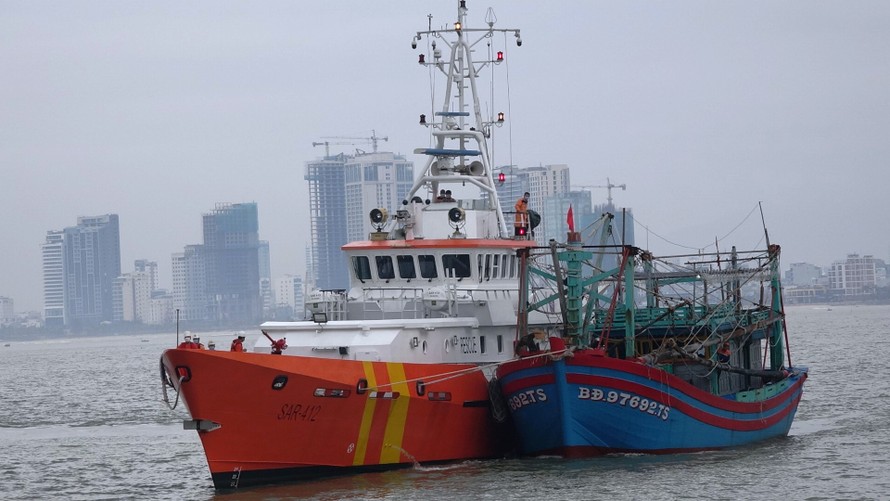 Tàu SAR 412 đã đưa 7 thuyền viên gặp nạn cùng tàu BĐ 97692 TS về đến Đà Nẵng an toàn.