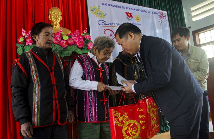 Ông Nguyễn Phi Long trao tặng quà cho các già làng. Ảnh: Trương Định