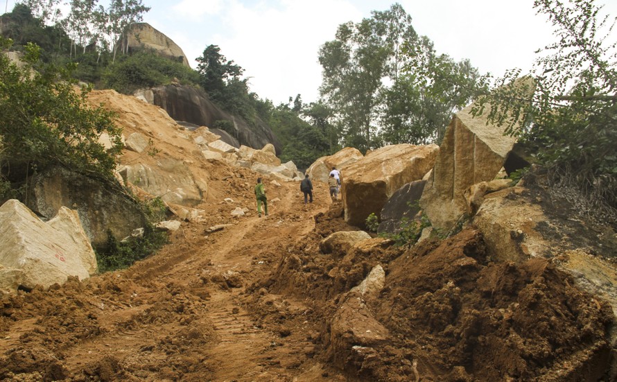 Đoàn cán bộ của UBND phường Trần Quang Diệu đi kiểm tra thực tế tại điểm khai thác đá trái phép trên núi Hòn Chà. Ảnh: Trương Định