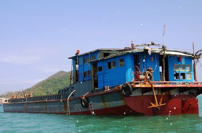 Bình Định phát thông báo tìm chủ sở hữu tàu chở 71 kiện hàng trôi dạt trên biển. Ảnh: Công Cường