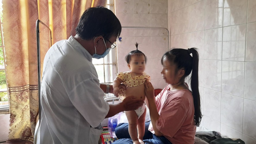 Một trường hợp được điều trị ở Trung tâm Y tế huyện Tây Sơn vì đau bụng, nôn ói không rõ nguyên nhân. Ảnh: Trương Định
