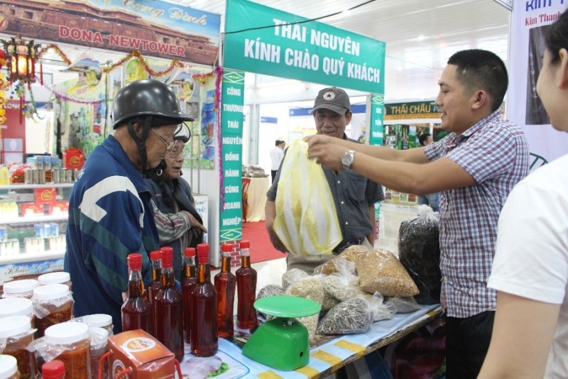 Hội chợ hàng Việt và nông sản sạch năm 2017 thu hút sự tham gia của người dân Đà Nẵng. Ảnh: Giang Thanh