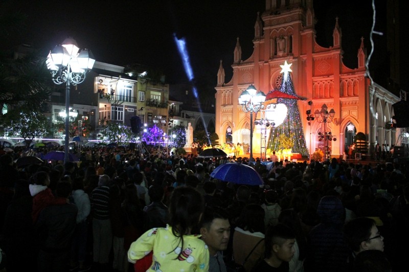 Hàng ngàn người dân Đà Nẵng đón Giáng sinh trong mưa phùn nhẹ. Ảnh: Giang Thanh
