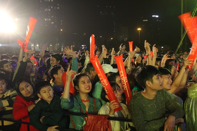 Hàng ngàn khán giả Đà Nẵng cuồng nhiệt trong âm nhạc. Ảnh: Giang Thanh