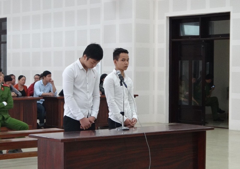 Hai bị cáo Nguyễn Thanh Tín và Trương Minh Tuấn tại tòa