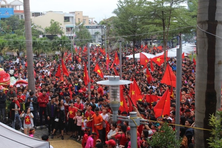 Biển người rợp cờ đỏ sao vàng ở Đà Nẵng sục sôi cổ vũ U23 Việt Nam