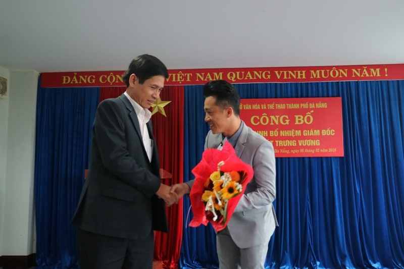Ông Huỳnh Văn Hùng - GĐ Sở VH&TT Đà Nẵng trao quyết định bổ nhiệm cho ca sĩ Quang Hào