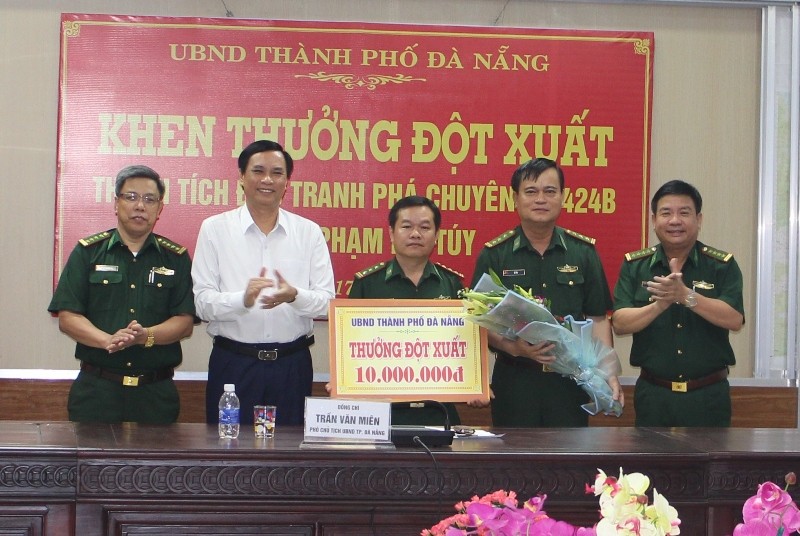 Ông Trần Văn Miên, Phó CT UBND TP Đà Nẵng trao thưởng cho Phòng phòng chống tội phạm và ma túy (Bộ đội Biên phòng Đà Nẵng)